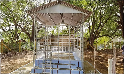 ஆழியாற்றங்கரையில் மயான பூஜைக்கு பீடம் அமைக்கப்பட்டு உள்ளதை படத்தில் காணலாம்.