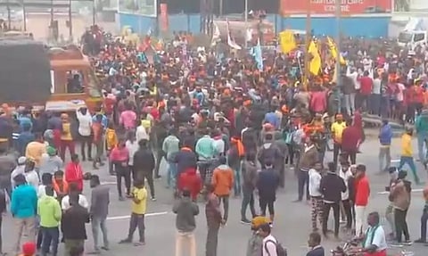 எருதுவிடும் விழாவுக்கு மாவட்டம் முழுவதும் அனுமதி வழங்க வலியுறுத்தி இளைஞர்கள் தொடர் மறியல்