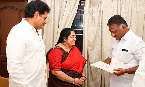 தீபாவின் குழந்தைக்கு பெயர் சூட்டு விழா- ஓ.பன்னீர்செல்வத்தை சந்தித்து அழைப்பிதழ் கொடுத்தார்