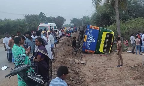 பஸ் கவிழ்ந்து கிடந்த காட்சி.