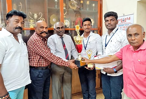 வெற்றி பெற்ற மாணவர்களை பாராட்டிய காட்சி.