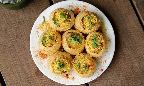 வீட்டிலேயே 10 நிமிடத்தில் செய்யலாம் சேவ் பூரி சாட்