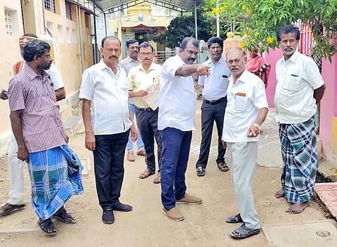 1-வது வார்டில் துணை மேயர் கே.ஆர்.ராஜூ ஆய்வு செய்த போது எடுத்தபடம்.