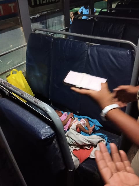 பஸ்சில் அனாதையாக கிடந்தஆண் குழந்தை