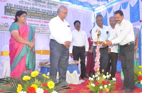 எரிவேளாண்மை அறிவியல் திருவிழாவை குத்து விளக்கேற்றி தொடங்கி வைத்தபோது எடுத்த படம்.
