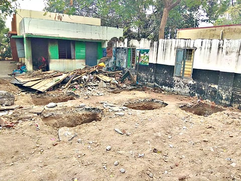 பள்ளி கட்டிடம்.
