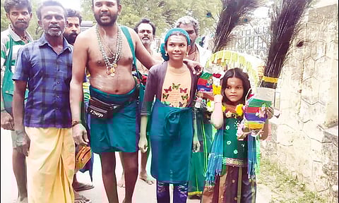 திருச்செந்தூருக்கு காவடி எடுத்து சென்ற சிறுமி.