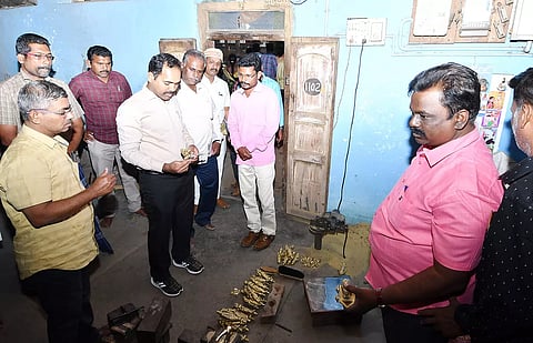 காரைக்குடி அருகே உள்ள அரியக்குடியில் செயல்பட்டு வரும் தொழில் நிறுவனங்களை  கலெக்டர் மதுசூதன்ரெட்டி பார்வையிட்டு ஆய்வு செய்தார்.