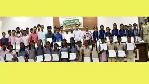 விழிப்புணர்வு போட்டிகளில் வெற்றி பெற்ற மாணவ-மாணவிகளுக்கு புலிகள் காப்பக துணை இயக்குநர் திலீப்குமார் பரிசு வழங்கினார்.