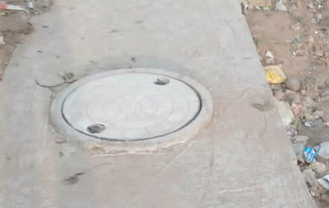 மூடப்பட்ட கழிவுநீர் கால்வாய்.