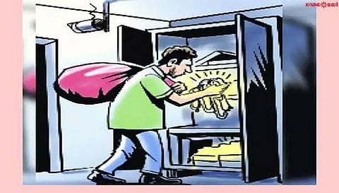 வீட்டின் கதவை உடைத்து நகை-பணம் கொள்ளை