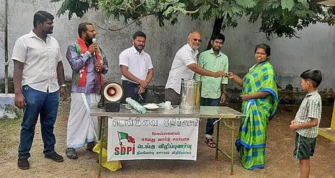 பொதுமக்களுக்கு நிலவேம்பு கசாயம் வழங்கப்பட்ட போது எடுத்தபடம்.