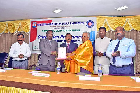 கருத்தரங்கில் முன்னாள் நாட்டுநலப்பணித்திட்ட ஒருங்கிணைப்பாளர்களுக்கு நினைவுப்பரிசு வழங்கப்பட்ட காட்சி.