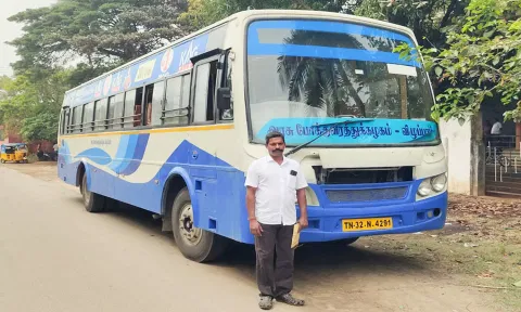 ஜப்தி செய்யப்பட்ட அரசு பஸ்.