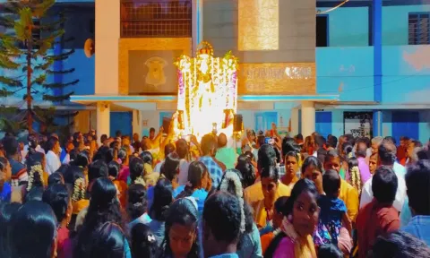 குளச்சல் புனித காணிக்கை அன்னை சப்பர பவனி தொடங்கியபோது எடுத்த படம்&nbsp;