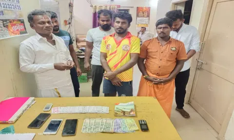 சூதாட்டத்தில் ஈடுபட்டு போலீசாரால் கைது செய்யப்பட்ட 6 பேர்.