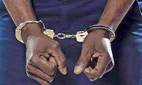 வெண்ணாற்றில் அனுமதியின்றி மணல் அள்ளிய வாலிபர் கைது