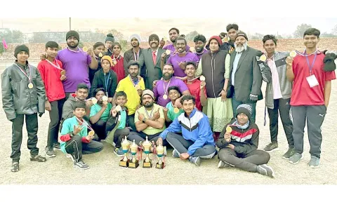 சாம்பியன் பட்டம் வென்ற தமிழ்நாட்டு அணி வீரர்கள்.