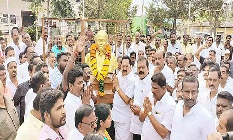 வாலாஜா ஊராட்சி ஒன்றிய அலுவலக வளாகத்தில் உள்ள அண்ணா உருவ சிலைக்கு அமைச்சர் ஆர்.காந்தி மாலை அணிவித்து மரியாதை செலுத்திய போது எடுத்த படம்.