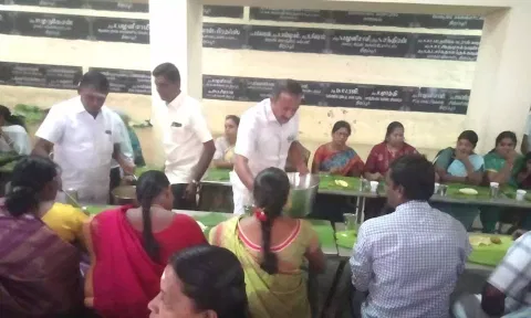 சிவன்மலை முருகன் கோவிலில் சமபந்தி விருந்து நடைபெற்ற காட்சி.&nbsp;