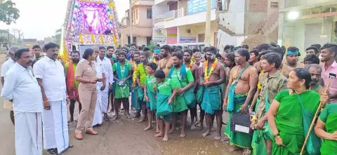 பாதயாத்திரை செல்லும் பக்தர்களுக்கு ஒளிரும் ஸ்டிக்கர்களை வழங்கி பாதுகாப்பாக செல்லுமாறு போலீசார் அறிவுரை வழங்கிய காட்சி.