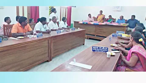 ஊராட்சி ஒன்றிய  கூட்டத்தில் பங்கேற்றவர்கள்.