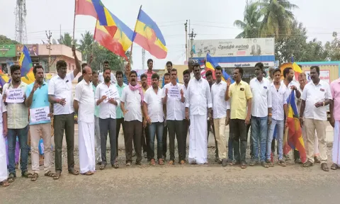 நெய்வேலி இந்திராநகர் ஊராட்சியில் தனியார் மதுபான கடை அமைவதை கண்டித்து பா.ம.க சார்பில் நடந்த ஆர்ப்பாட்டத்தில் வடக்கு மாவட்ட செயலாளர் ஜெகன் பங்கேற்றார்.