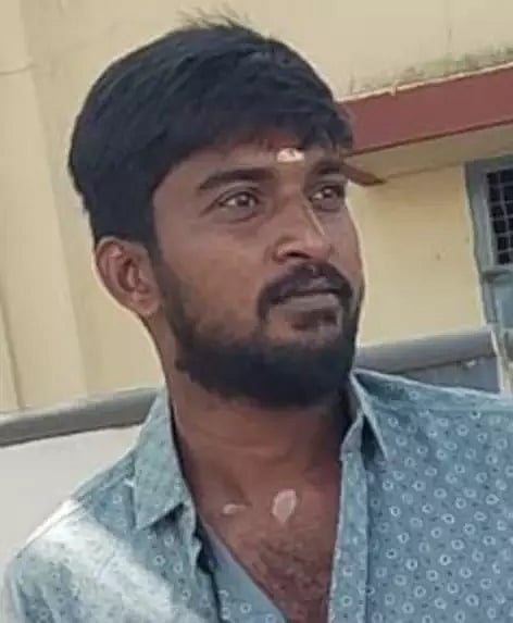 மோட்டார் சைக்கிளில் இருந்து தவறி விழுந்த வாலிபர் லாரி சக்கரத்தில் சிக்கி பலி