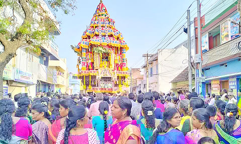 தேரை பக்தர்கள் வடம் பிடித்து இழுத்த காட்சி.