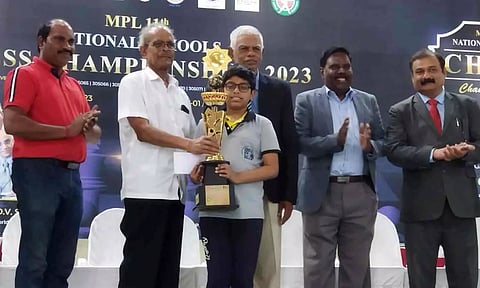 முதலிடம் மாணவன் மாதேஷ் குமாருக்கு கோப்பை வழங்கப்பட்ட காட்சி.