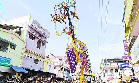 பறவை காவடி எடுத்து அலகு குத்தி வந்த பக்தர்கள்.