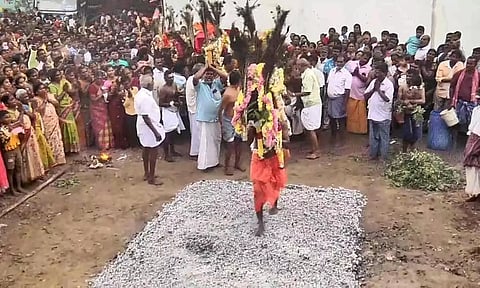 பக்தர்கள் காவடி எடுத்து தீமித்த காட்சி.