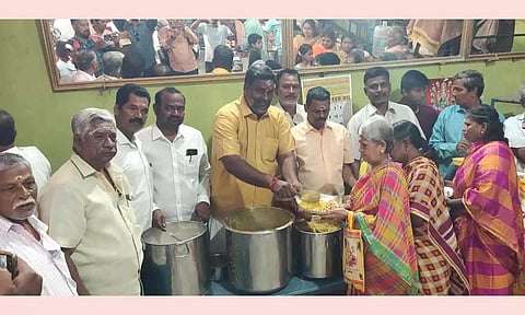 பக்தர்களுக்கு பா.ஜனதா கூட்டுறவு பிரிவு மாநில அமைப்பாளர் வெற்றிச்செல்வம் அன்னதானம் வழங்கிய காட்சி.