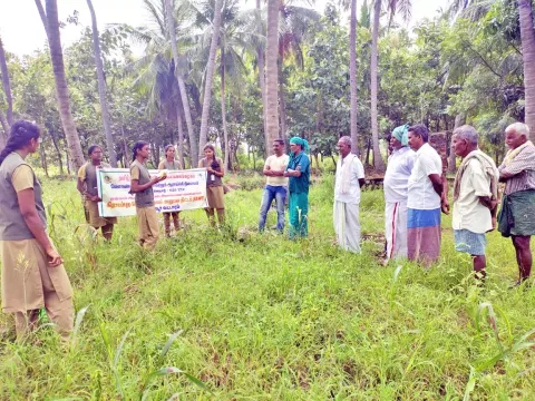 செயல்முறை விளக்கத்தில் கலந்து கொண்டு விவசாயிகள்.