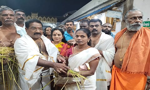 மேயர் மகேஷ் பக்தர்களுக்கு நெற்கதிர்களை பிரசாதமாக வழங்கியபோது எடுத்த படம்&nbsp;