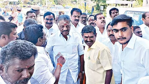 மதுரை விமான நிலையத்தில் இன்று ஓ.பன்னீர்செல்வத்தை நிர்வாகிகள் வரவேற்றனர்.