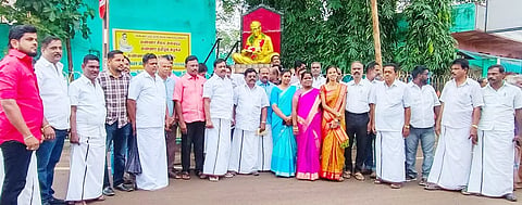 தி.மு.கவினர் நகர செயலாளர் குணசேகரன் தலைமையில் மரியாதை செலுத்தினர்.