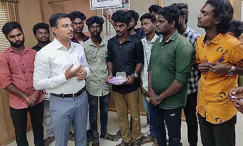 மாநகராட்சி ஆணையர் பவன்குமார் மாணவர்களுக்கு புற்றுநோய் குறியீடு ரிப்பன் அணிவித்த காட்சி.