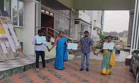 கவுரவ பேராசிரியர்கள் கோரிக்கைகளை வலியுறுத்தி ஆர்ப்பாட்டத் தில் ஈடுபட்ட காட்சி.