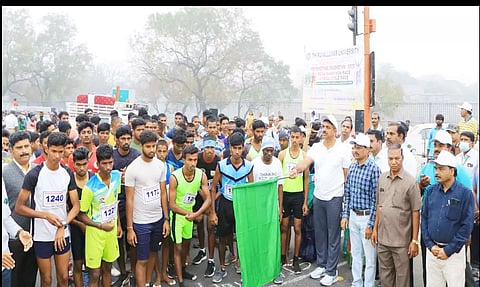 வேலூரில் திருவள்ளுவர் பல்கலைக்கழகம் சார்பில் இளைஞர்கள் தினத்தை முன்னிட்டு மாரத்தான் ஓட்டம், சைக்கிள் போட்டியை கலெக்டர் குமாரவேல் பாண்டியன் தொடங்கி வைத்தார்.&nbsp;