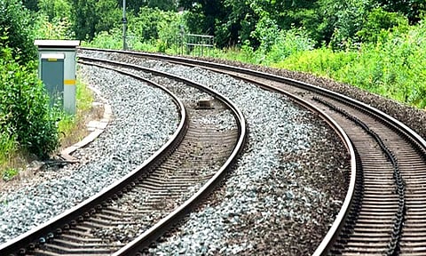 இரட்டை பாதை இணைப்பு பணி: நெல்லை- திருச்செந்தூர், செங்கோட்டை ரெயில்கள் இயக்கம் ரத்து அறிவிப்பு