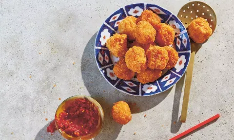 உள்ளே மிருதுவான, வெளியே மொறுமொறுப்பான இறால் பால்ஸ்