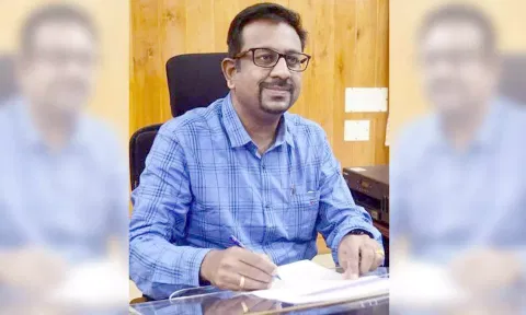 கலெக்டர் தினேஷ் பொன்ராஜ் ஆலிவர்.