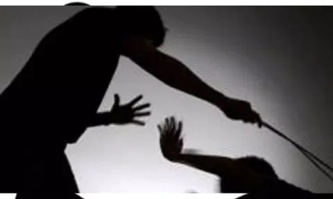 ஓடும் பஸ்சில் அத்துமீறல் கல்லூரி மாணவியிடம் சில்மிஷம் செய்த கண்டக்டருக்கு அடி-உதை