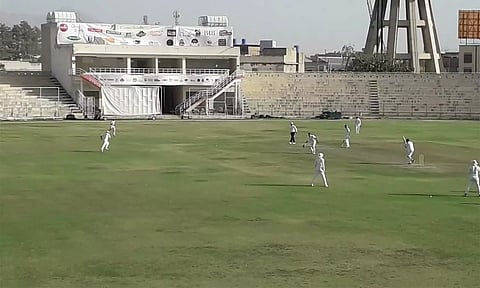 பாகிஸ்தானில் கிரிக்கெட் ஸ்டேடியம் அருகே குண்டுவெடிப்பு... போட்டி சிறிது நேரம் நிறுத்தம்