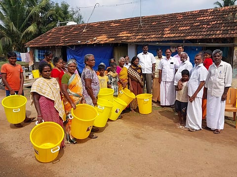 குப்பை சேகரிக்கும் கூடைகள் வழங்கல்