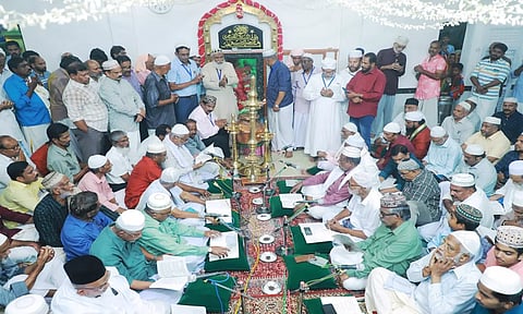 தக்கலை ஞானமாமேதை ஷெய்கு பீர்முஹம்மது ஸாஹிபு ஒலியுல்லா (ரலி) ஆண்டு பெருவிழா ஞானப்புகழ்ச்சி பாடுதல் நடந்தது.