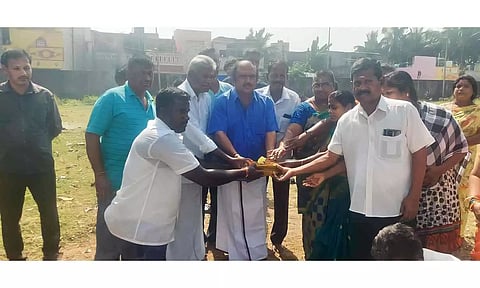 அனிபால் கென்னடி எம்.எல்.ஏ. கலந்து கொண்டு பூமி பூஜை செய்து பணியை தொடங்கி வைத்த காட்சி.
