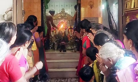 பூஜையில் பங்கேற்ற பக்தர்களை படத்தில் காணலாம்.