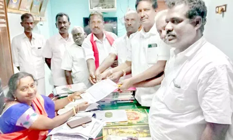 தமிழ் மாநில விவசாய தொழிலாளர் சங்கத்தினர் தாசில்தாரிடம் கோரிக்கை மனு அளித்தனர்.